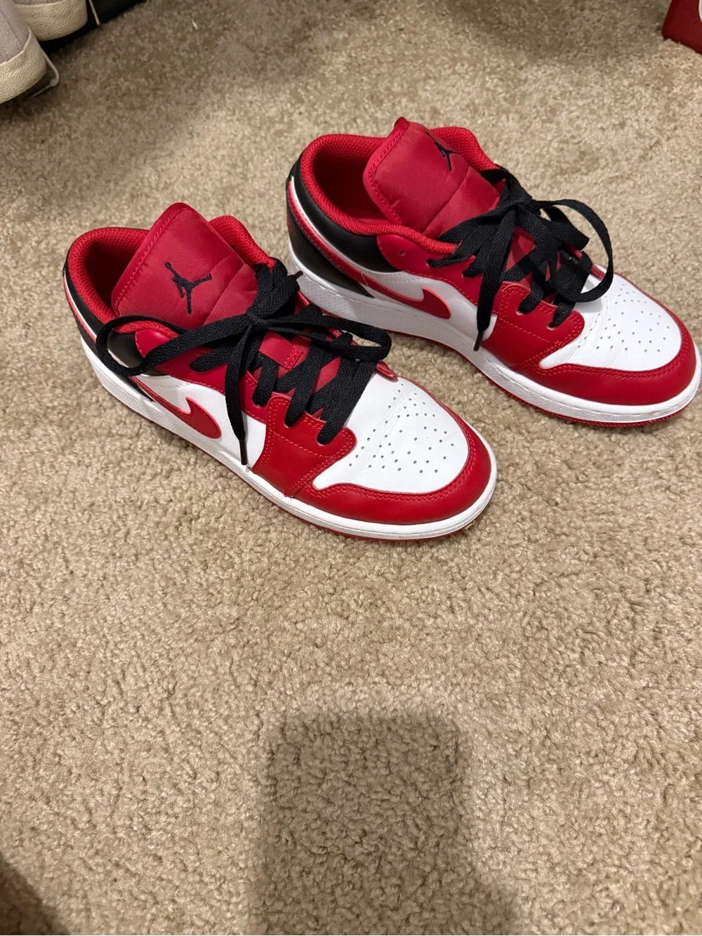 Jordan Kids Low-Top Sneakers in Red, White & Black